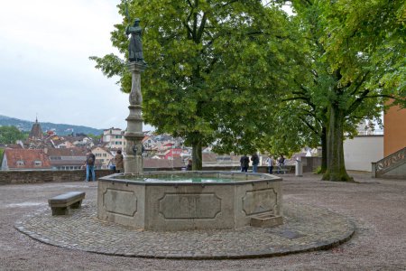 Foto de Zurich, Suiza - 13 de junio de 2018: La Fuente Hedwig (en alemán: Hedwigbrunnen) o Fuente Lindenhof es una fuente en la colina Lindenhof. - Imagen libre de derechos