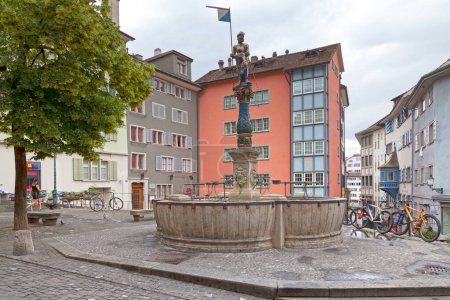Téléchargez les photos : Zurich, Suisse - 12 juin 2018 : La fontaine de Stussihofstatt est un mémorial dédié à l'ancien maire de la ville Rudolf Stussi (mort en 1443) dans l'armure du soldat. C'est l'un des nombreux piédestaux de fontaine de la vieille ville. - en image libre de droit