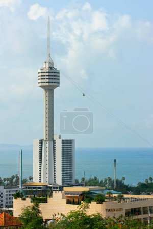 Foto de Pattaya, Tailandia - 21 de febrero de 2009: La Torre del Parque Pattaya es la primera torre costera más alta y el restaurante giratorio en Tailandia. Tiene una plataforma de observación en el piso 55 con un funicular para bajar al parque acuático junto al mar. - Imagen libre de derechos
