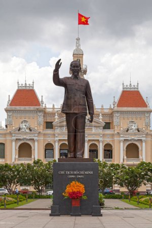 Téléchargez les photos : Ho Chi Minh Ville, Vietnam - 24 août 2018 : Statue en bronze de Ho Chi Minh en face de l'Hôtel de Ville de Ho Chi Minh Ville (alias : Hôtel de Ville de Saigon ou Hôtel de Ville de Saigon). - en image libre de droit