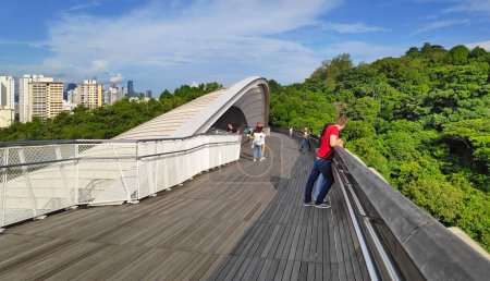 Foto de Singapur - 09 de septiembre de 2018: Henderson Waves es un puente peatonal de 36 m en forma de ola que conecta el Parque Monte Faber con el Parque Telok Blangah Hill. - Imagen libre de derechos