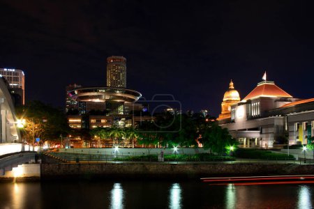 Téléchargez les photos : Singapour, Singapour - 22 août 2007 : Parlement de Singapour de nuit avec la rivière Singapour au premier plan, la Brigde Nord à gauche et aussi, l'Ancien Palais de Justice Suprême, la Cour Suprême de Singapour, l'Excelsior Péninsule... - en image libre de droit