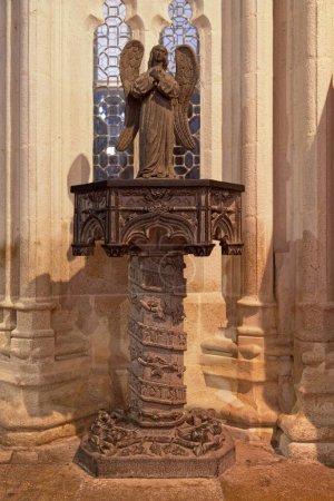 Téléchargez les photos : Statue d'un ange sur son piédestal à l'intérieur de la cathédrale Saint-Corentin de Quimper en Bretagne. - en image libre de droit