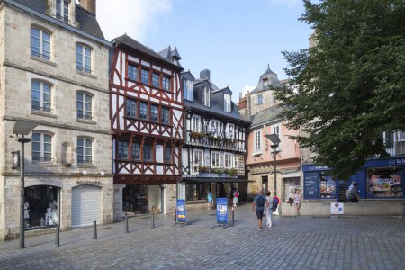 Téléchargez les photos : Quimper, France - 24 juillet 2022 : Maisons de ville à colombages situées Place Saint-Corentin. - en image libre de droit