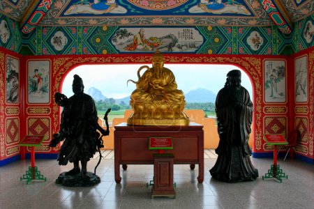 Foto de Estatuas de, de izquierda a derecha: Ji Gong (un monje budista Chan), Lao Tzu (un filósofo chino, escritor y fundador del taoísmo) y Confucio (un maestro chino, editor, político, filósofo y fundador del confucianismo). - Imagen libre de derechos
