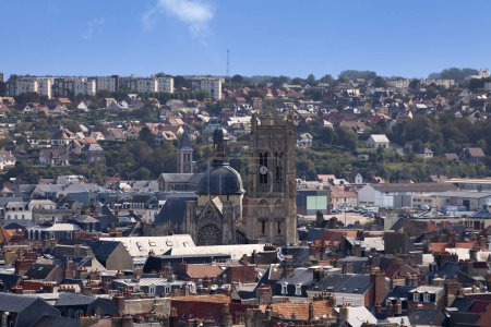 Téléchargez les photos : Vue aérienne de l'église Saint-Jacques, une église catholique située à Dieppe, en France. - en image libre de droit