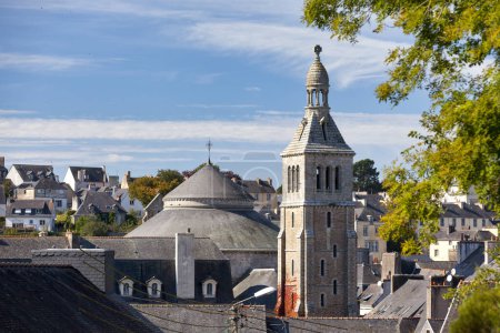 Téléchargez les photos : Vue aérienne de l'abbaye Sainte-Croix, ancienne abbaye bénédictine située dans la commune de Quimperle, dans le département de la Finistère en Bretagne. - en image libre de droit