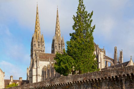 Téléchargez les photos : Cathédrale Saint-Corentin de Quimper, est une cathédrale catholique romaine et monument national de Bretagne en France. - en image libre de droit