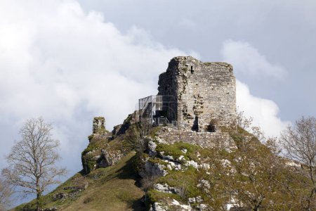 Foto de Ruina del castillo de Roche-Maurice con vistas al pueblo desde la cima de la colina. - Imagen libre de derechos