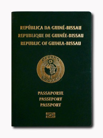 Primer plano de un pasaporte de Guinea-Bissau aislado sobre un fondo blanco.