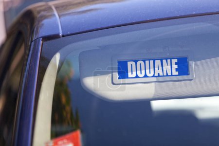 Téléchargez les photos : Visière solaire bleue avec inscription en français "Douane" signifiant en anglais "Customs". - en image libre de droit