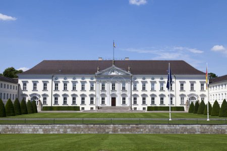 Téléchargez les photos : Berlin, Allemagne - 03 juin 2019 : Le Bellevue Palace (en allemand : Schloss Bellevue), situé dans le quartier Tiergarten. Il est la résidence officielle du Président de l'Allemagne depuis 1994. - en image libre de droit
