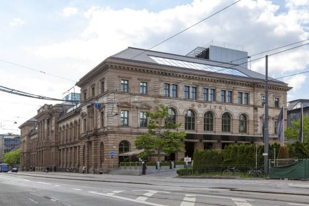 Foto de Múnich, Alemania - 30 de mayo de 2019: El hotel de lujo Sofitels Munich Bayerpost junto a la estación principal de Múnich. - Imagen libre de derechos