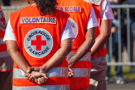 Téléchargez les photos : Saint Denis, Ile de la Réunion - 14 juillet 2016 : Des membres de la Croix Rouge Française défilent lors du 14 juillet 2016. - en image libre de droit