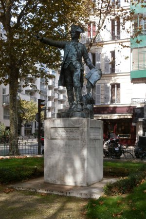 Téléchargez les photos : Paris, France - 23 septembre 2017 : Statue de Jean-Baptiste-Donatien de Vimeur de Rochambeau. La statue créée par le sculpteur Fernand Hamar a été inaugurée le 7 novembre 1933 sur la place de Chaillot dans le 16ème arrondissement de Paris. - en image libre de droit