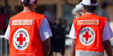 Téléchargez les photos : Saint Denis, Ile de la Réunion - 14 juillet 2016 : Les membres de la section Samu de la Croix Rouge Française défilent lors du 14 juillet 2016. - en image libre de droit
