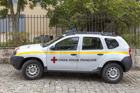 Téléchargez les photos : Luzarches, France - 12 octobre 2019 : SUV de la Croix-Rouge française stationné dans la rue près du château. - en image libre de droit
