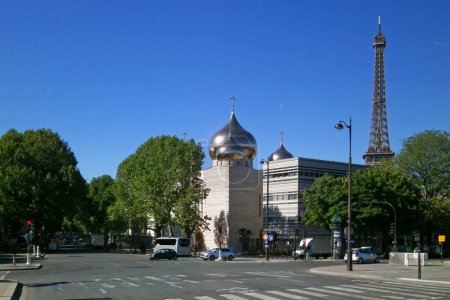 Téléchargez les photos : Paris, France - 07 mai 2018 : Cathédrale de la Sainte-Trinité de Paris derrière la Tour Eiffel. - en image libre de droit