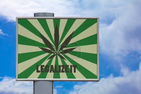 Téléchargez les photos : Gros plan sur un panneau jaune contre un ciel nuageux avec le message "Legalize it" écrit au milieu ci-dessous une feuille de cannabis. - en image libre de droit