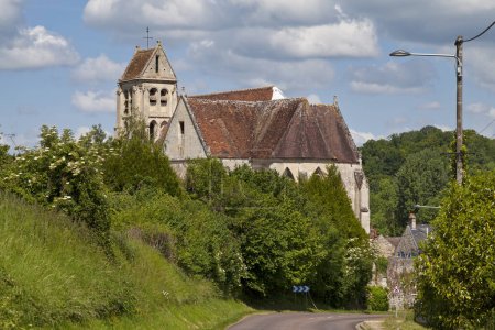 Foto de La iglesia de Saint-Denis es una iglesia parroquial católica situada en Fresnoy-la-Riviere, en el departamento de Oise, en Francia. Es casi enteramente el resultado de la reconstrucción gótica extravagante después de la Guerra de los Cien Años. - Imagen libre de derechos