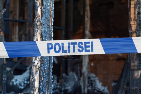 Haus von einem Pyromanen niedergebrannt mit einem Polizeiband in estnischer Sprache "POLITSEI".