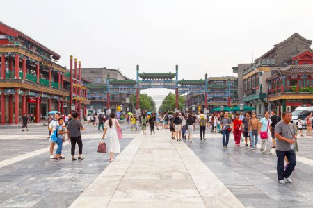 Foto de Beijing, China - 07 de agosto de 2018: Puente Zhengyang en la entrada de la avenida Qianmen, una calle comercial tradicional fuera de la puerta Qianmen. - Imagen libre de derechos