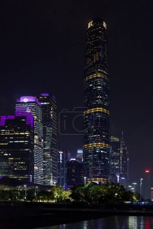 Foto de Guangzhou, China - 15 de agosto de 2018: El Guangzhou International Finance Centre (también llamado Guangzhou West Tower) es un rascacielos de 103 plantas, 438.6 m (1,439 ft) en Zhujiang Avenue West en el distrito de Tianhe de Guangzhou, Guangdong.. - Imagen libre de derechos