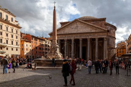 Téléchargez les photos : Rome, Italie - 18 mars 2018 : Des touristes errent autour du Panthéon, un ancien temple romain, aujourd'hui une église. - en image libre de droit