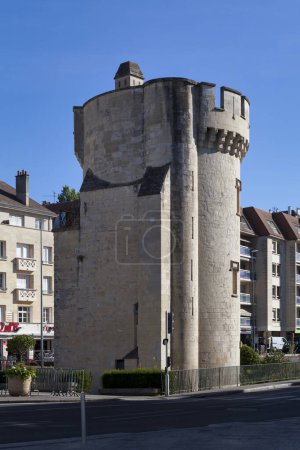 Foto de Caen, Francia - 06 de agosto de 2020: El Tour Leroy, a veces llamado Tour Guillaume-le-Roy, es uno de los principales vestigios de las fortificaciones de Caen. - Imagen libre de derechos