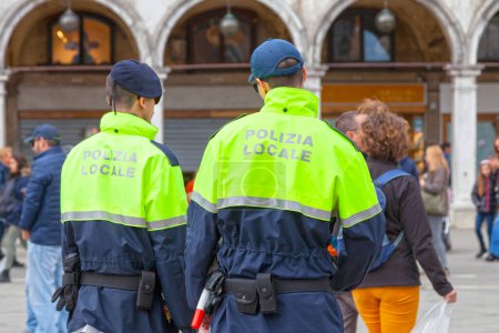 Téléchargez les photos : Venise, Italie - 06 avril 2019 : Deux officiers de la "Polizia locale" parlent ensemble. - en image libre de droit