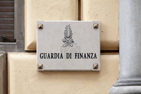 Téléchargez les photos : Trieste, Italie - 08 avril 2019 : Panneau en marbre à la porte d'entrée d'un poste de police des Finances "Guardia di finanza". - en image libre de droit