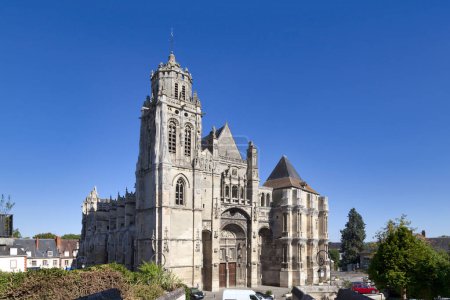 Foto de Gisors, Francia - 07 de agosto de 2020: La iglesia de Saint-Gervais-Saint-Protais de Gisors es una iglesia parroquial católica situada en el centro de la ciudad. - Imagen libre de derechos