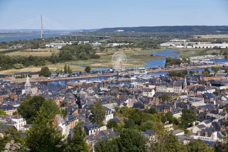 Téléchargez les photos : Vue aérienne de la ville de Honfleur dans le Calvados, France. - en image libre de droit
