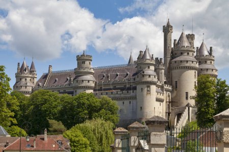 Téléchargez les photos : Pierrefonds, France - 25 mai 2020 : Le château de Pierrefonds est un imposant château situé dans le département de l'Oise, dans la région Hauts-de-France, à la lisière sud-est de la forêt compiégne. - en image libre de droit