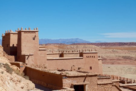 Foto de Ait Benhaddou es un ighrem (pueblo fortificado en inglés), a lo largo de la antigua ruta de caravanas entre el Sahara y Marrakech en el actual Marruecos. Se encuentra en el valle de Ounila (Provincia de Ouarzazate). - Imagen libre de derechos