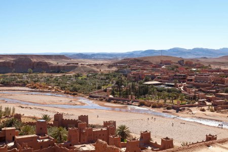 Foto de Vista del valle de Ounila desde la colina con vistas al ighrem (pueblo fortificado) de Ait Benhaddou (provincia de Ouarzazate). - Imagen libre de derechos
