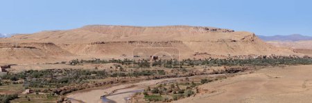 Foto de Vista panorámica del valle de Ounila desde la colina con vistas al ighrem (pueblo fortificado) de Ait Benhaddou (provincia de Ouarzazate). - Imagen libre de derechos