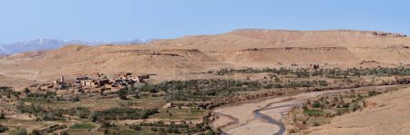 Foto de Vista panorámica del valle de Ounila desde la colina con vistas al ighrem (pueblo fortificado) de Ait Benhaddou (provincia de Ouarzazate). - Imagen libre de derechos