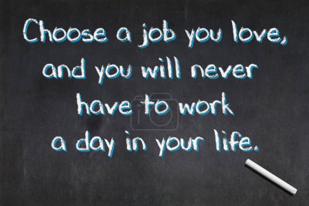 Foto de Pizarra con una cita del filósofo Confucio: Elige un trabajo que te guste, y nunca tendrás que trabajar un día en tu vida. - Imagen libre de derechos