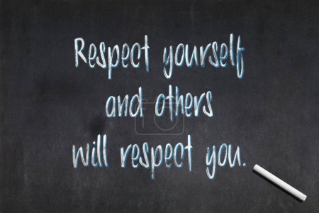 Foto de Pizarra con una cita de Confucio diciendo "Respétate a ti mismo y los demás te respetarán. ", dibujado en el medio. - Imagen libre de derechos