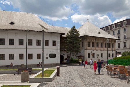 Téléchargez les photos : Bucarest, Roumanie - 24 juin 2018 : Manuc's Inn a été construit en 1808 comme caravansérail (une auberge en bord de route où les caravaniers pouvaient se reposer et se remettre du voyage d'une journée). - en image libre de droit