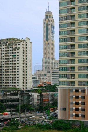 Foto de Bangkok, Tailandia - 27 de septiembre de 2011: Vista desde la estación de condominios Ratchathewi BTS con al fondo, la Torre Baiyoke II, el hotel más alto del sudeste asiático y la séptima estructura hotelera más alta del mundo. - Imagen libre de derechos
