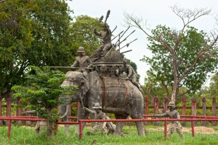 Téléchargez les photos : Ayutthaya, Thaïlande - 08 août 2007 : Cette statue en bronze grandeur nature d'un éléphant, de son mahout et de ses guerriers a été érigée pour commémorer la victoire sur les Birmans qui ont attaqué Ayutthaya il y a des siècles. - en image libre de droit