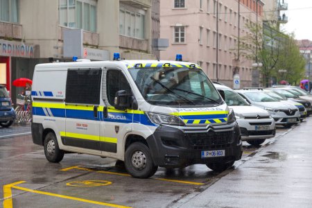 Téléchargez les photos : Ljubljana, Slovénie - 11 avril 2019 : fourgon de police garé devant le poste de police. - en image libre de droit