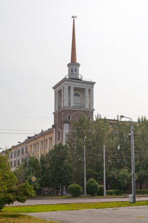 Foto de Krasnoyarsk, Rusia - 23 de julio de 2018: Edificio con torreta en la esquina de la calle Karl Marx y la calle Robespierre construido entre 1930 y 1940 por el arquitecto Drizhenko, Sergey Georgievich. - Imagen libre de derechos
