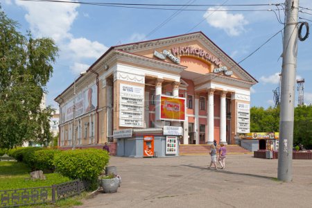 Foto de Omsk, Rusia - 19 de julio de 2018: Cine Mayakovsky frente a la Catedral de la Asunción. - Imagen libre de derechos