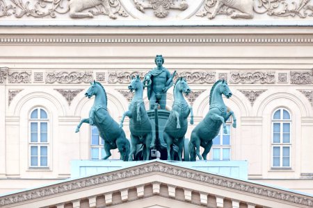 La Quadriga est une statue au sommet de l'entrée principale du Théâtre Bolchoï à Moskow.