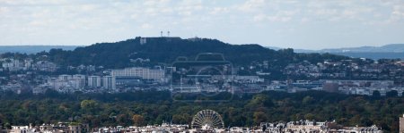 Téléchargez les photos : Vue panoramique sur le Bois de Boulogne avec au premier plan, Paris et en arrière plan, le Mont-Valérien de 162 mètres de haut à Suresnes (Hauts-de-Seine) avec dessus, la Forteresse du Mont-Valérien et le cimetière américain de Suresnes. - en image libre de droit