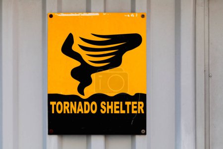 Téléchargez les photos : Panneau Tornado dessiné sur une plaque jaune avec inscription "Abri Tornado". - en image libre de droit