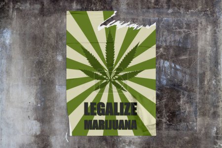Foto de Pared de hormigón envejecido de marco completo con un cartel verde roto en el medio que representa una hoja de marihuana con el mensaje "Legalizar la marihuana" escrito alrededor. - Imagen libre de derechos